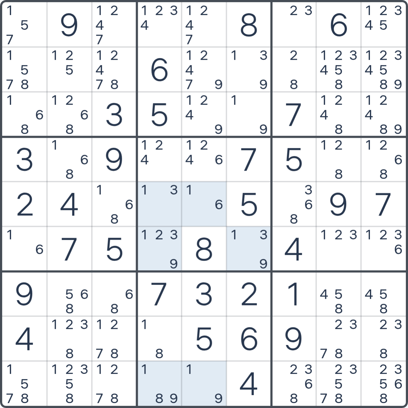 Grille de Sudoku montrant l’étape 1 de l’exemple (Réseau de forçage de cellule), avec les candidats et cases pertinents mis en évidence.