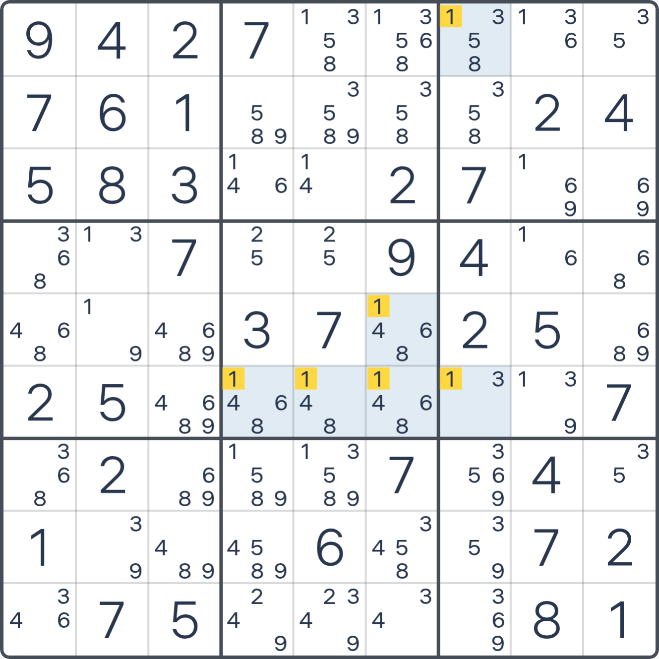 Grille de Sudoku montrant l’étape 1 de l’exemple (Rectangle vide), avec les candidats et cases pertinents mis en évidence.