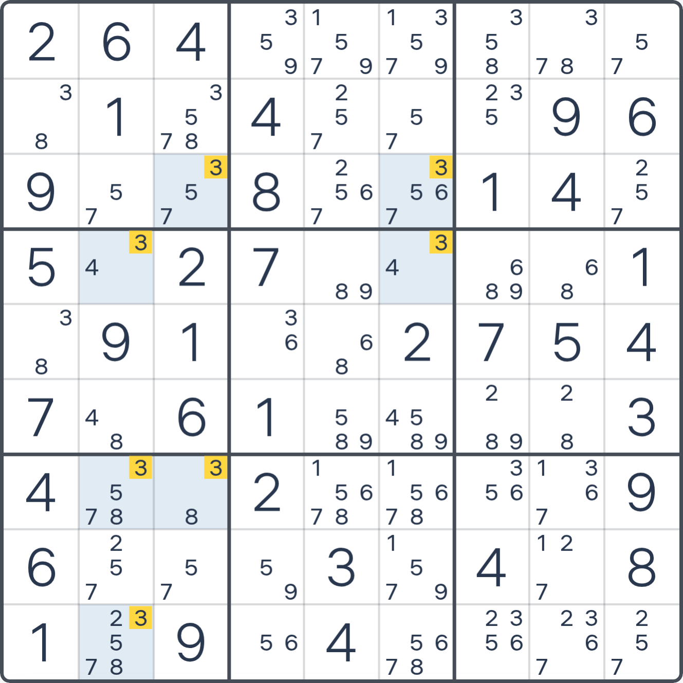 Grille de Sudoku montrant l’étape 1 de l’exemple (Anneau AIC à trois nœuds groupé (un chiffre)), avec les candidats et cases pertinents mis en évidence.