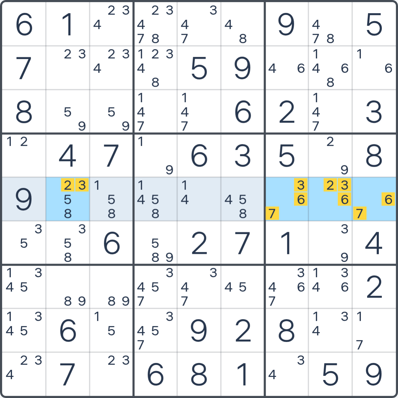 Grille de Sudoku montrant l’étape 2 de l’exemple (Quadruple Caché), avec les candidats et cases pertinents mis en évidence.