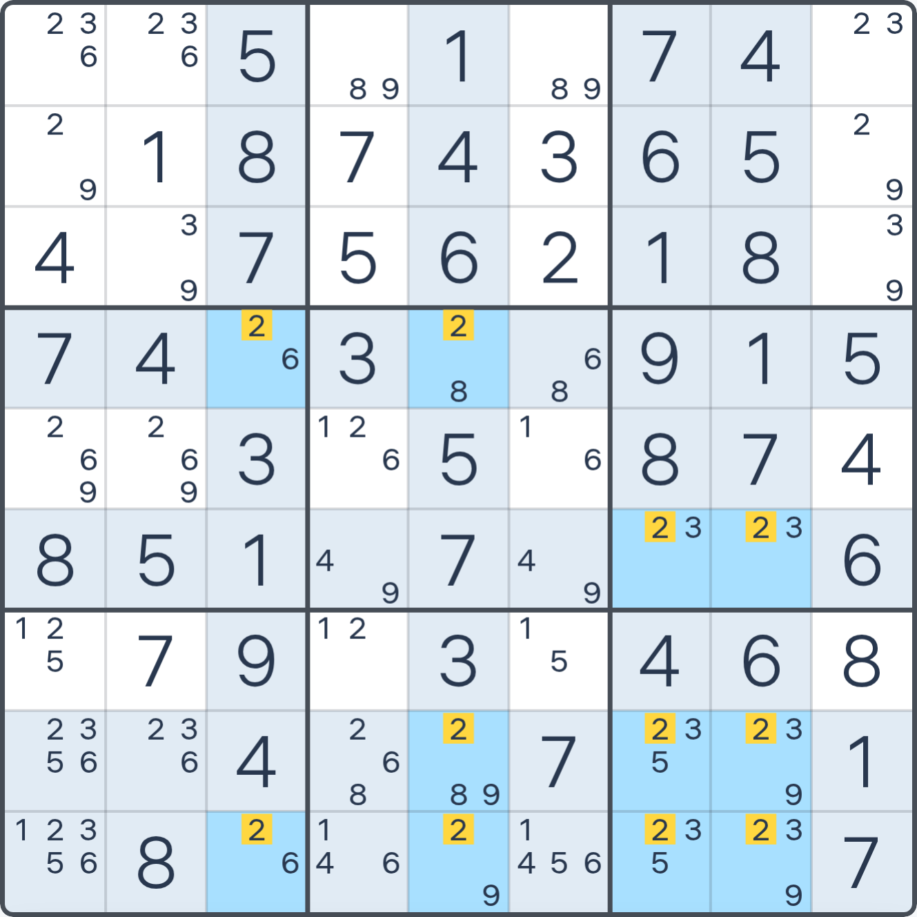 Grille de Sudoku montrant l’étape 2 de l’exemple (Méduse), avec les candidats et cases pertinents mis en évidence.