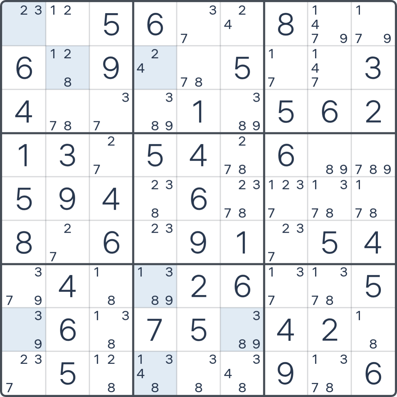Grille de Sudoku montrant l’étape 1 de l’exemple (Anneau AIC mixte), avec les candidats et cases pertinents mis en évidence.