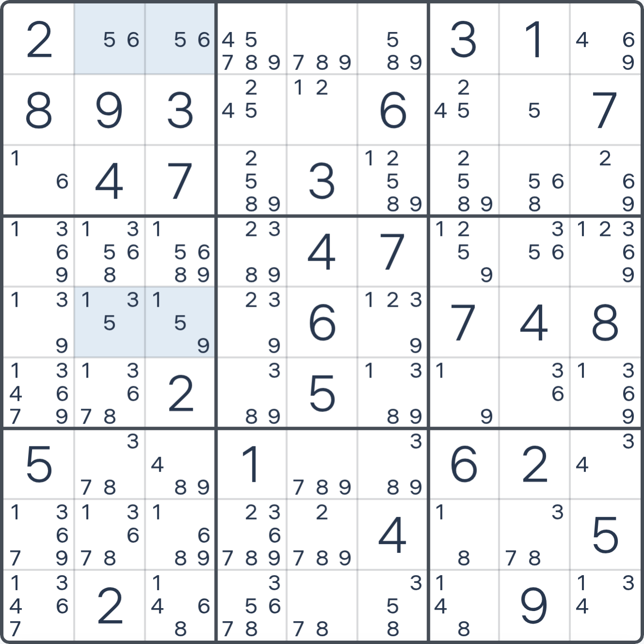 Grille de Sudoku montrant l’étape 1 de l’exemple (Anneau AIC à un chiffre à deux nœuds), avec les candidats et cases pertinents mis en évidence.