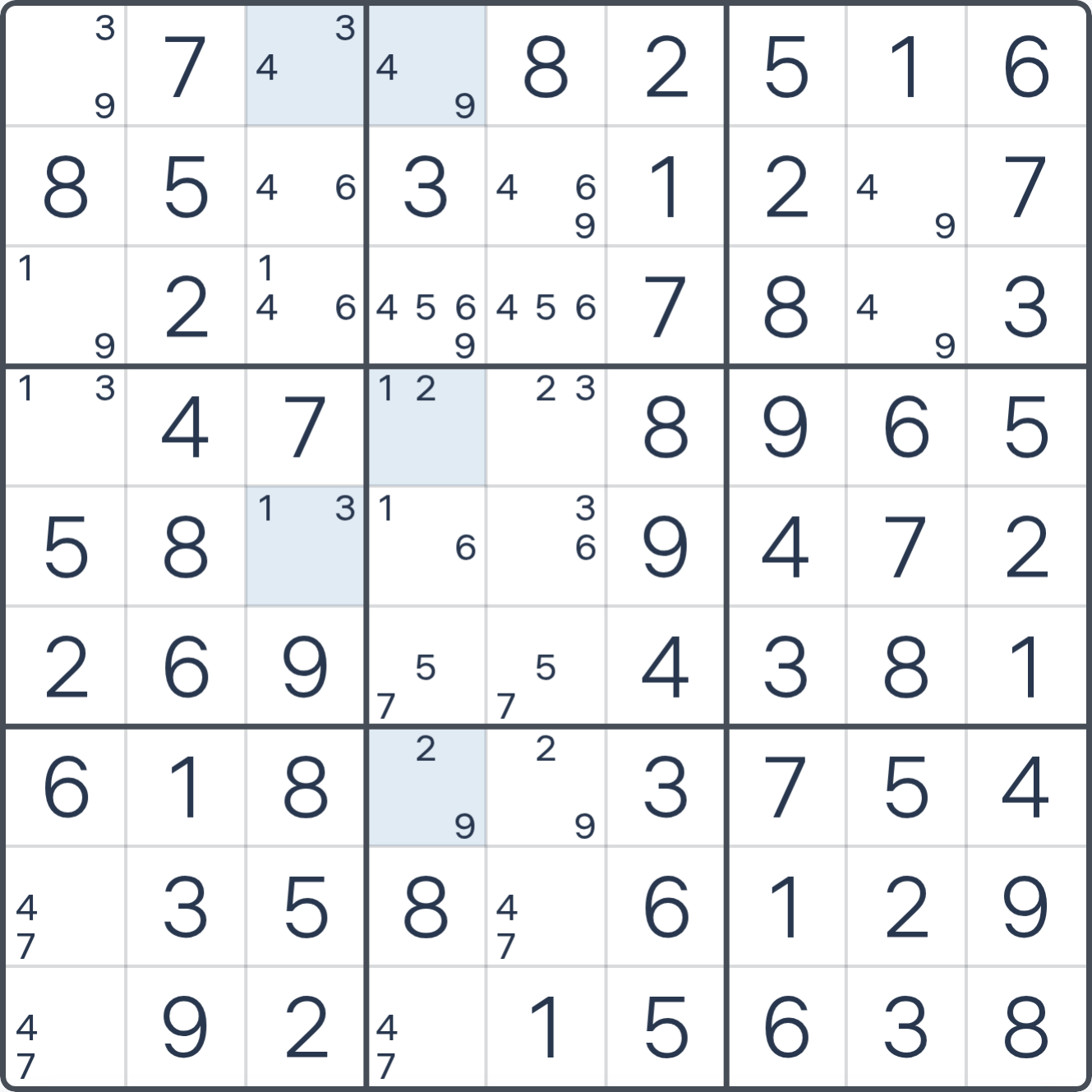 Grille de Sudoku montrant l’étape 1 de l’exemple (Chaîne XY), avec les candidats et cases pertinents mis en évidence.