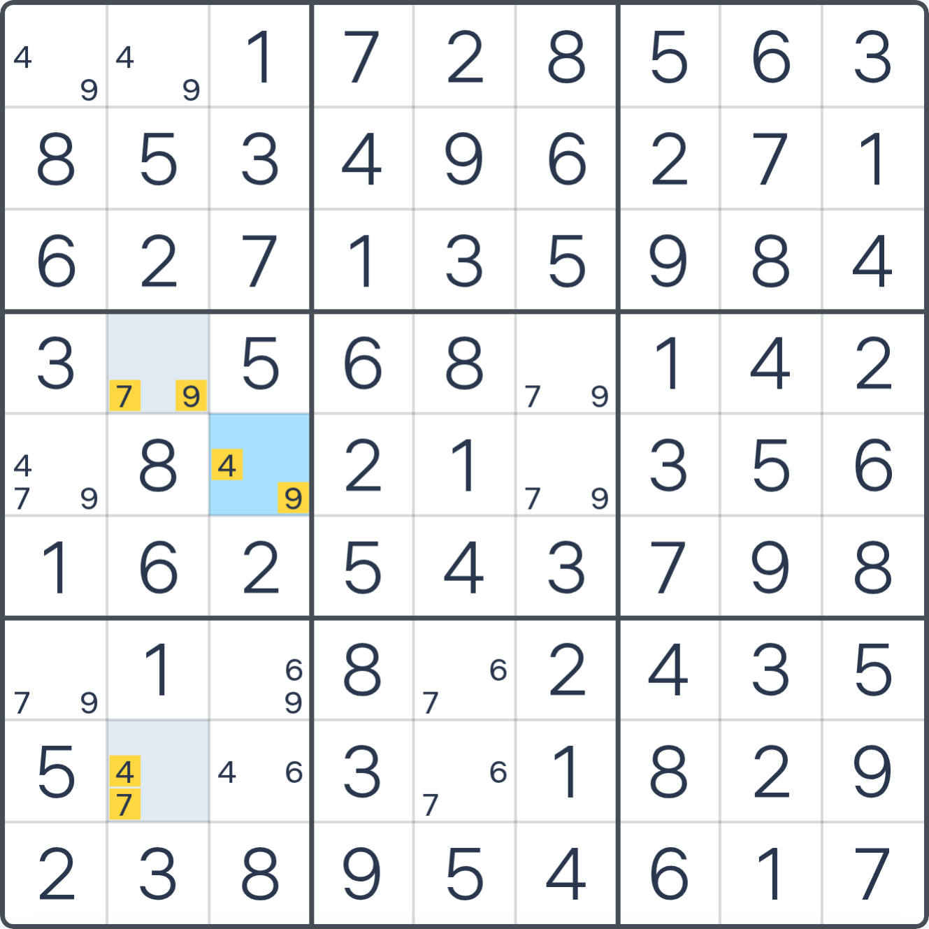 Grille de Sudoku montrant l’étape 1 de l’exemple (Aile XY), avec les candidats et cases pertinents mis en évidence.