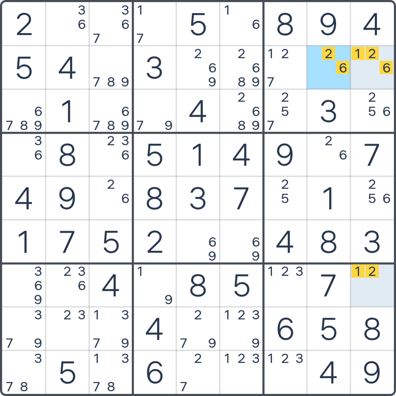 Grille de Sudoku montrant l’étape 1 de l’exemple (Aile XYZ), avec les candidats et cases pertinents mis en évidence.
